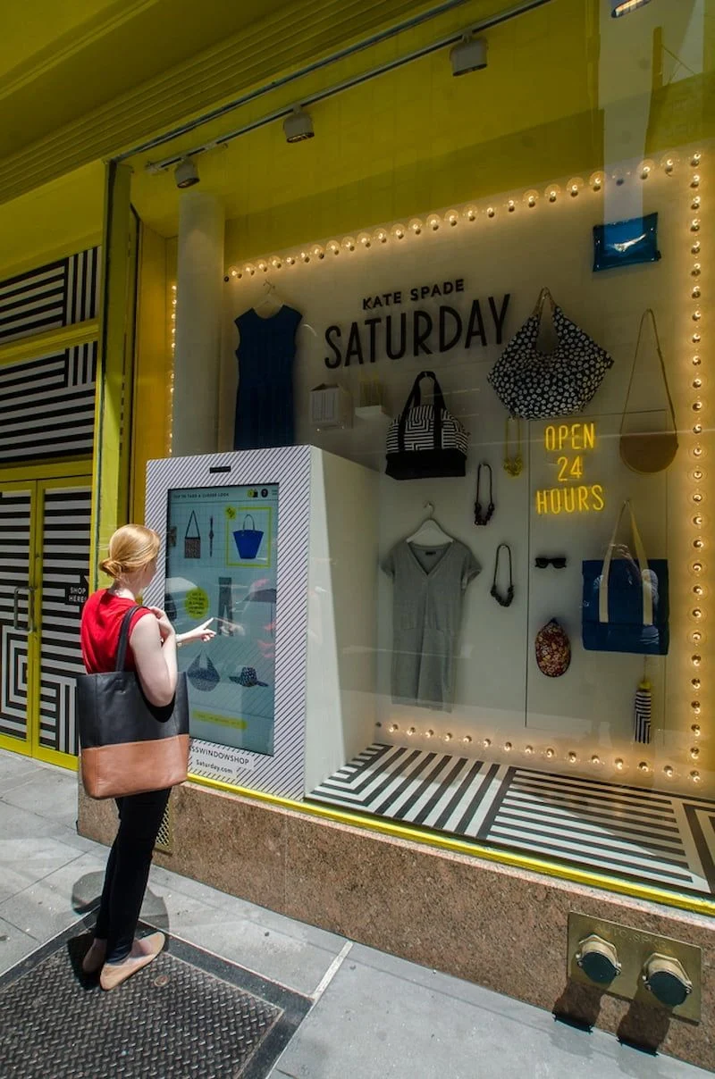 Cửa hàng quần áo Kate Spade Saturday đã tạo ra Interactive Window Display giúp khách hàng có thể xem trước các bộ quần áo, túi xách thông qua màn hình sau đó có thể ghép lại với nhau để tạo nên một bộ “outfit” ưng ý, thỏa mãn nhu cầu self-serving của họ.