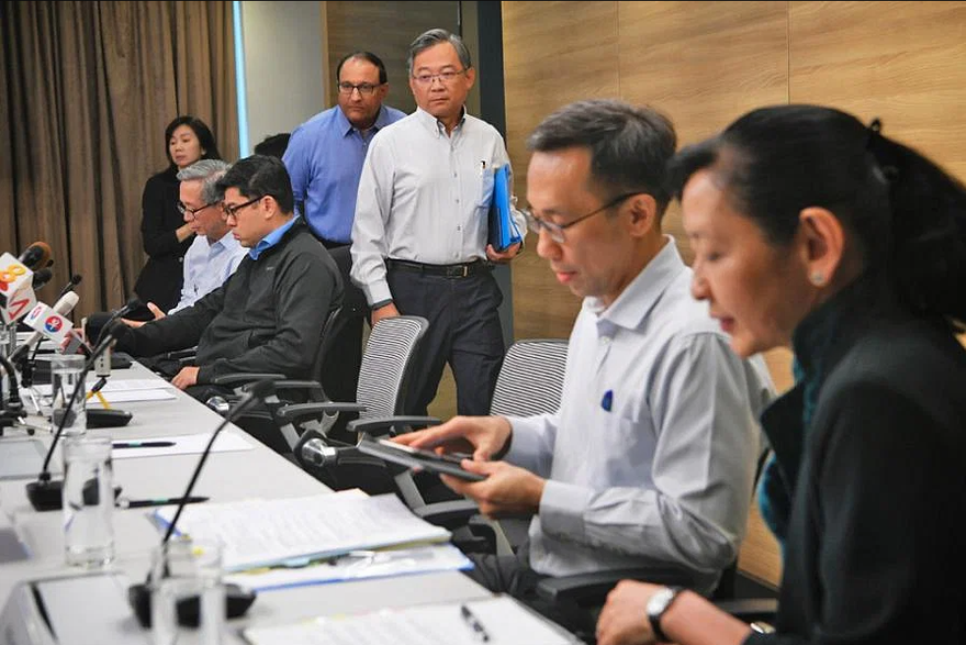Quan chức của Singapore trong buổi họp báo về vụ rò rỉ dữ liệu 1.5 triệu bệnh nhân của ứng dụng SingHealth. Ảnh: Mark Cheong/businesstimes.com.sg