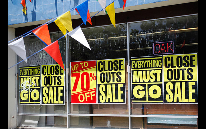 Các tấm biển thông báo đóng cửa hiệu vào năm 2009 ở Mỹ. Ảnh: AP/Paul Sakuma