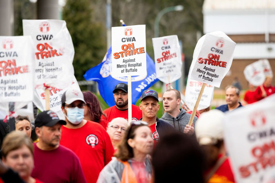 Các nhân viên y tế biểu tình đòi tăng lương sau dịch Covid-19 khi số người làm việc giảm nên khối lượng công việc ngày càng tăng và điều kiện làm việc không có gì cải thiện. Ảnh: Reuters/Lindsay DeDario